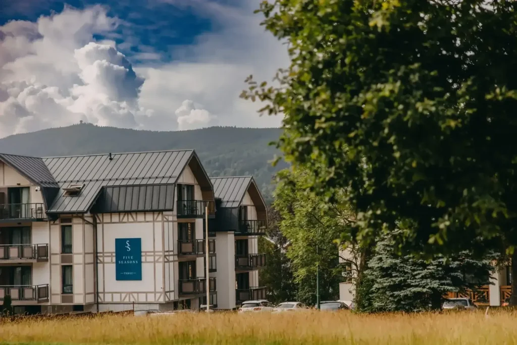Kompleks hotelowy Five Seasons położony w górskim krajobrazie