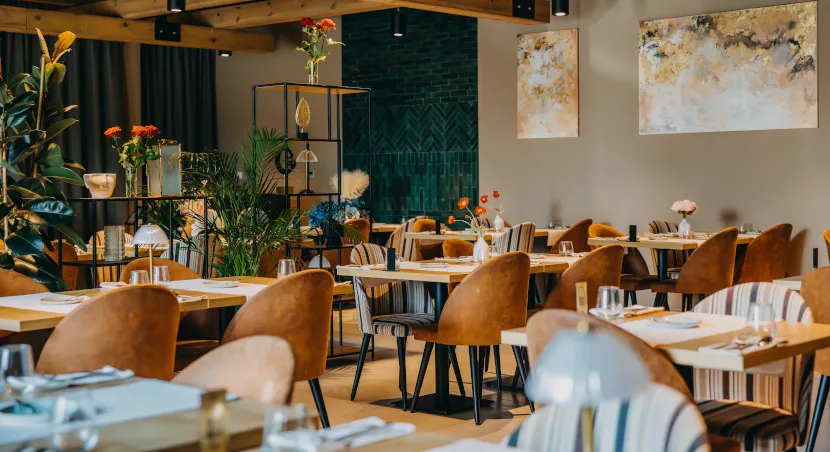 Elegantní hotelová restaurace s moderním interiérem