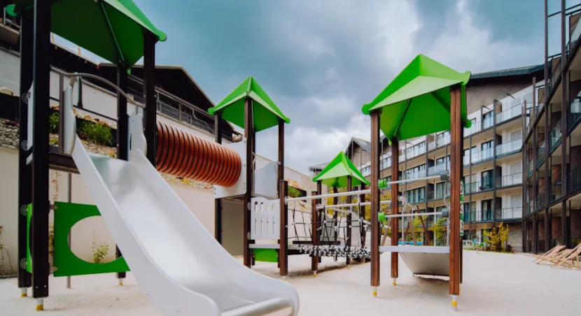 Außenspielplatz für Kinder im Hotelbereich