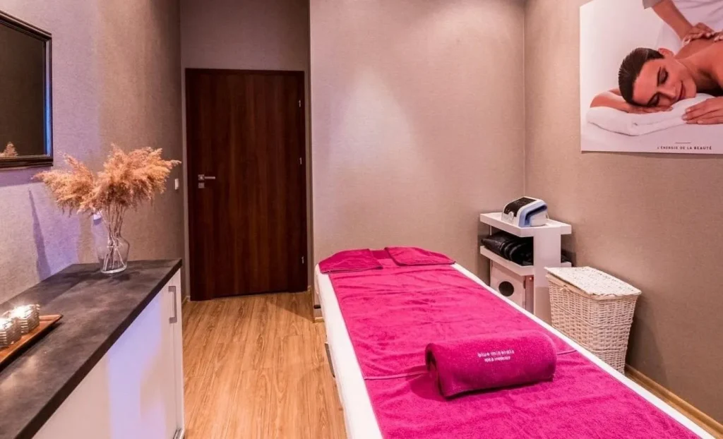 Gabinet SPA przygotowany do zabiegów relaksacyjnych z profesjonalnym wyposażeniem i spokojną atmosferą