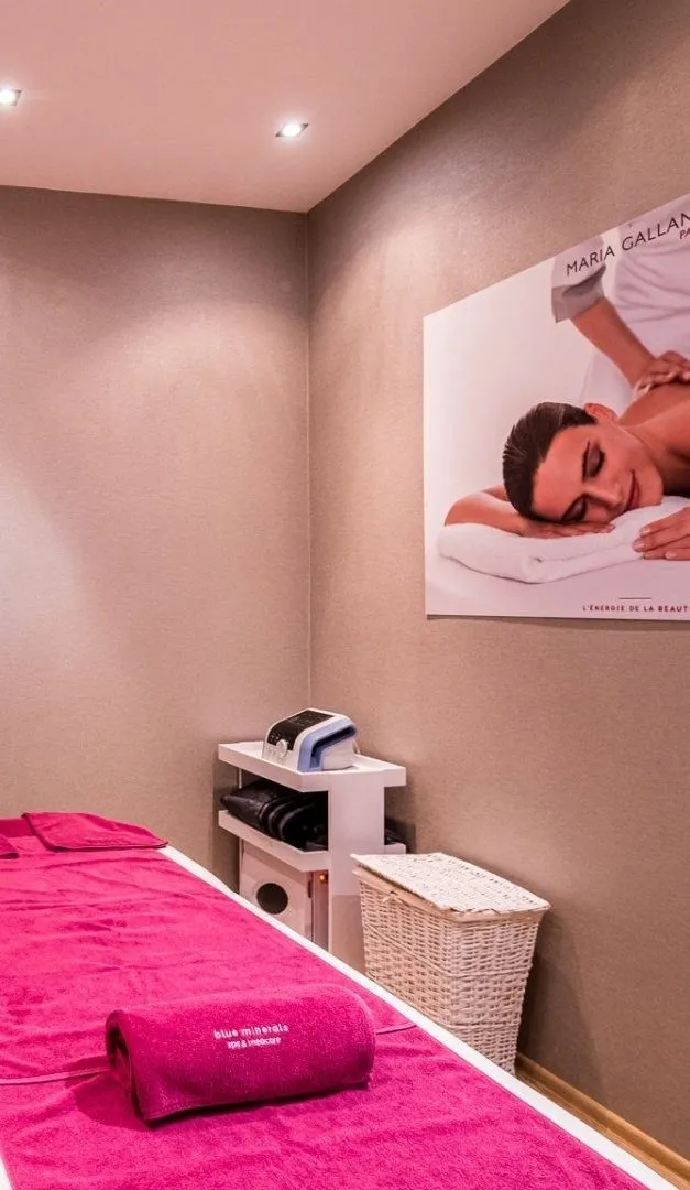 Gabinet spa w hotelu, przygotowane łóżko do masażu i kameralna przestrzeń relaksu