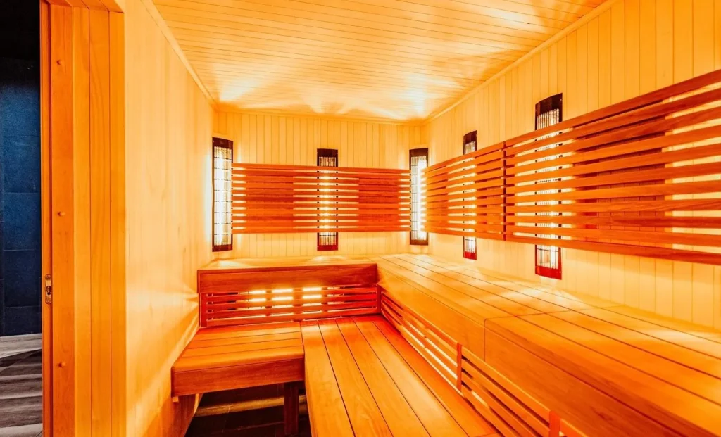 Sauna sucha z drewnianym wykończeniem zapewniająca głęboki relaks i regenerację