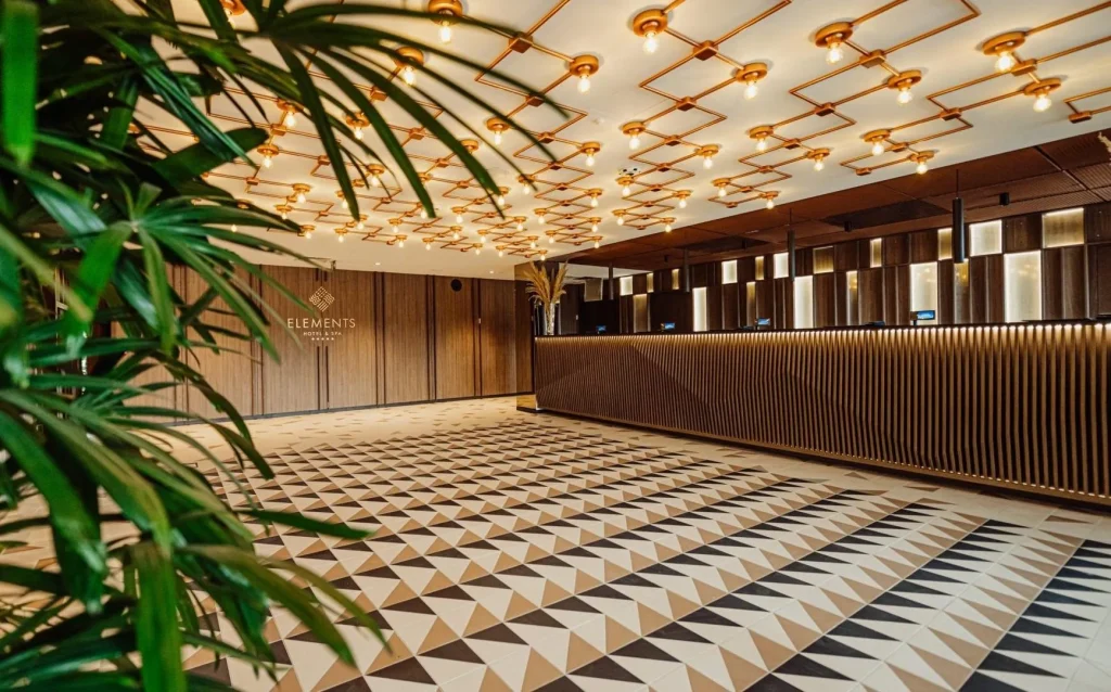 Nowoczesna recepcja hotelowa z designerskim oświetleniem i eleganckim wystrojem wnętrza