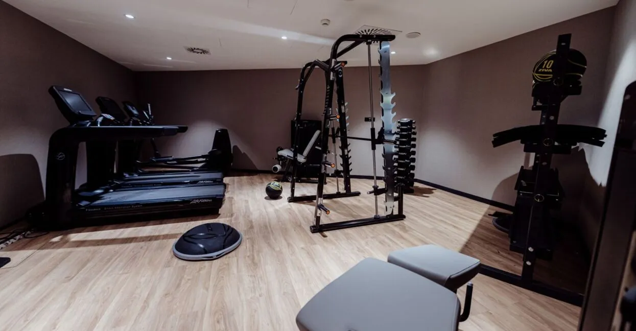 Siłownia hotelowa z nowoczesnym sprzętem fitness, przestrzeń do treningu dla gości