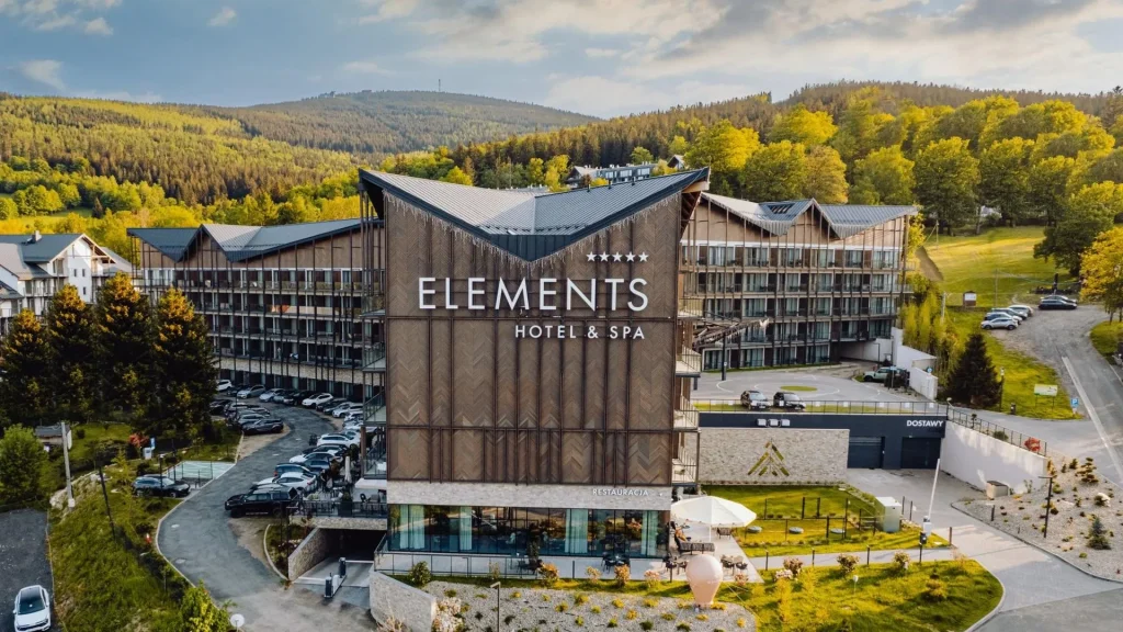 Hotel Elements Hotel & Spa położony w górskiej miejscowości