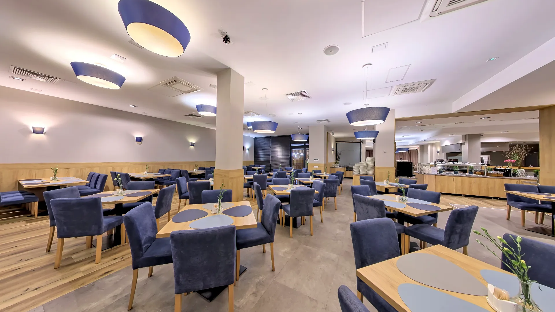 restauracja hotelowa w górach bufet śniadaniowy i komfortowa sala dla gości