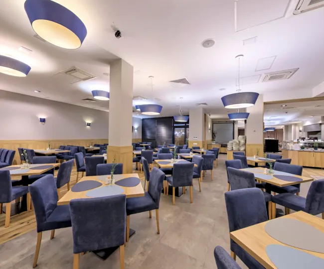 Nowoczesna restauracja hotelowa z eleganckim wystrojem i komfortową przestrzenią do spożywania posiłków