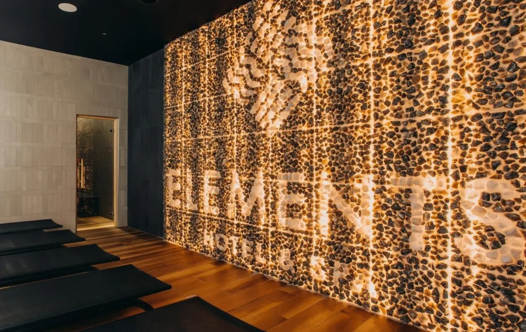 Ściana solna w strefie wellness sprzyjająca relaksowi i poprawie samopoczucia