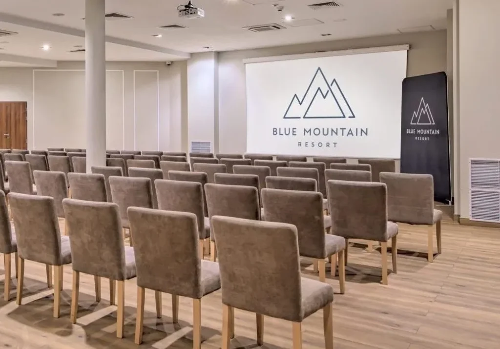 Sala konferencyjna z ustawieniem kinowym, przestrzeń na prezentacje i szkolenia