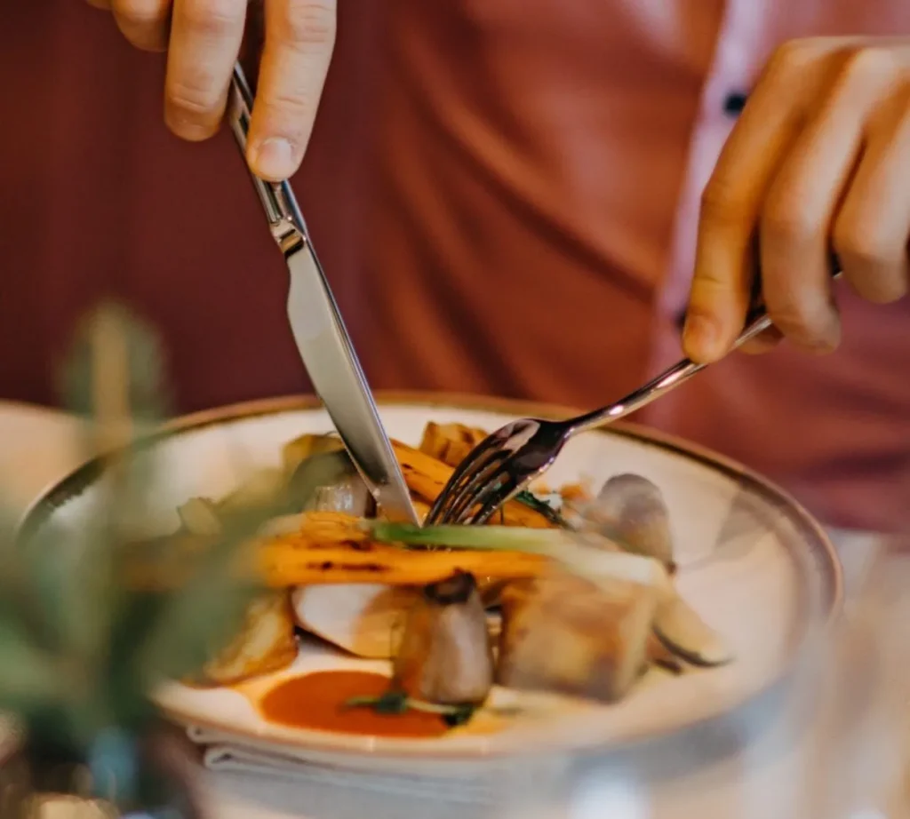 Wykwintne danie serwowane w restauracji hotelowej, idealne dla miłośników dobrej kuchni