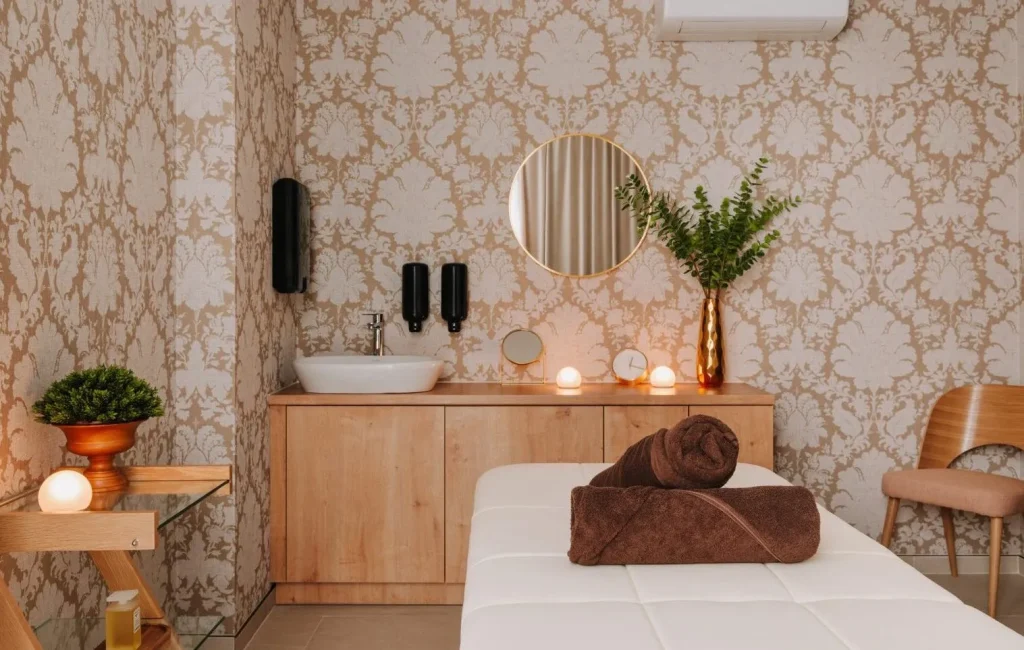 Przytulny pokój zabiegowy SPA z naturalnymi dodatkami i relaksującym klimatem