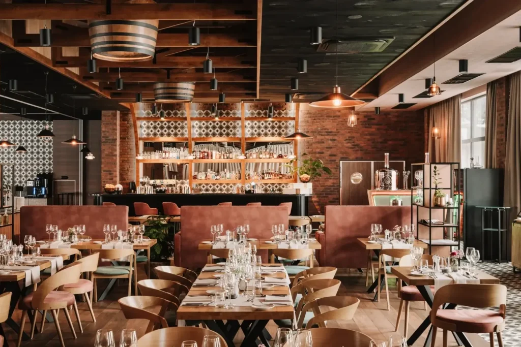Elegancka restauracja z klimatycznym oświetleniem i stylowym wystrojem sprzyjającym spotkaniom i kolacjom