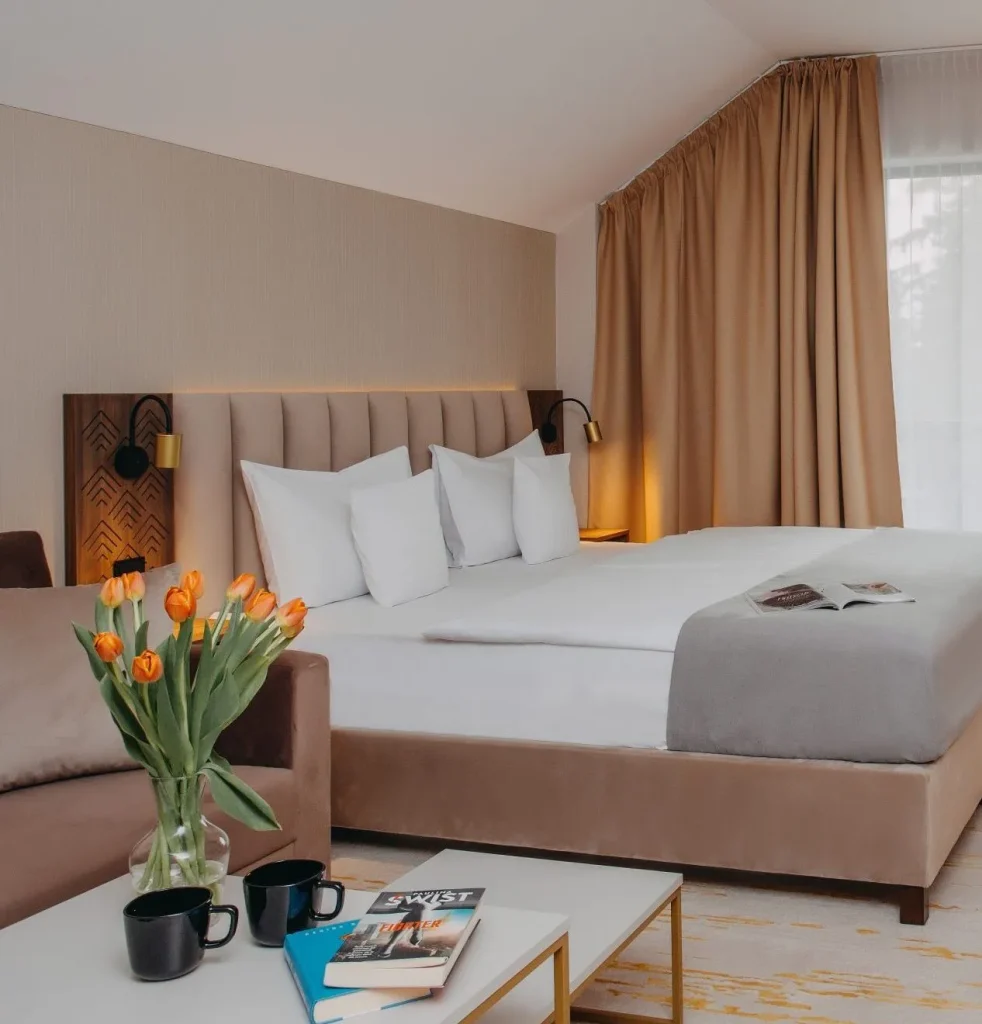 Pokój hotelowy z dużym łóżkiem i nowoczesnym wystrojem, komfortowy nocleg w górach