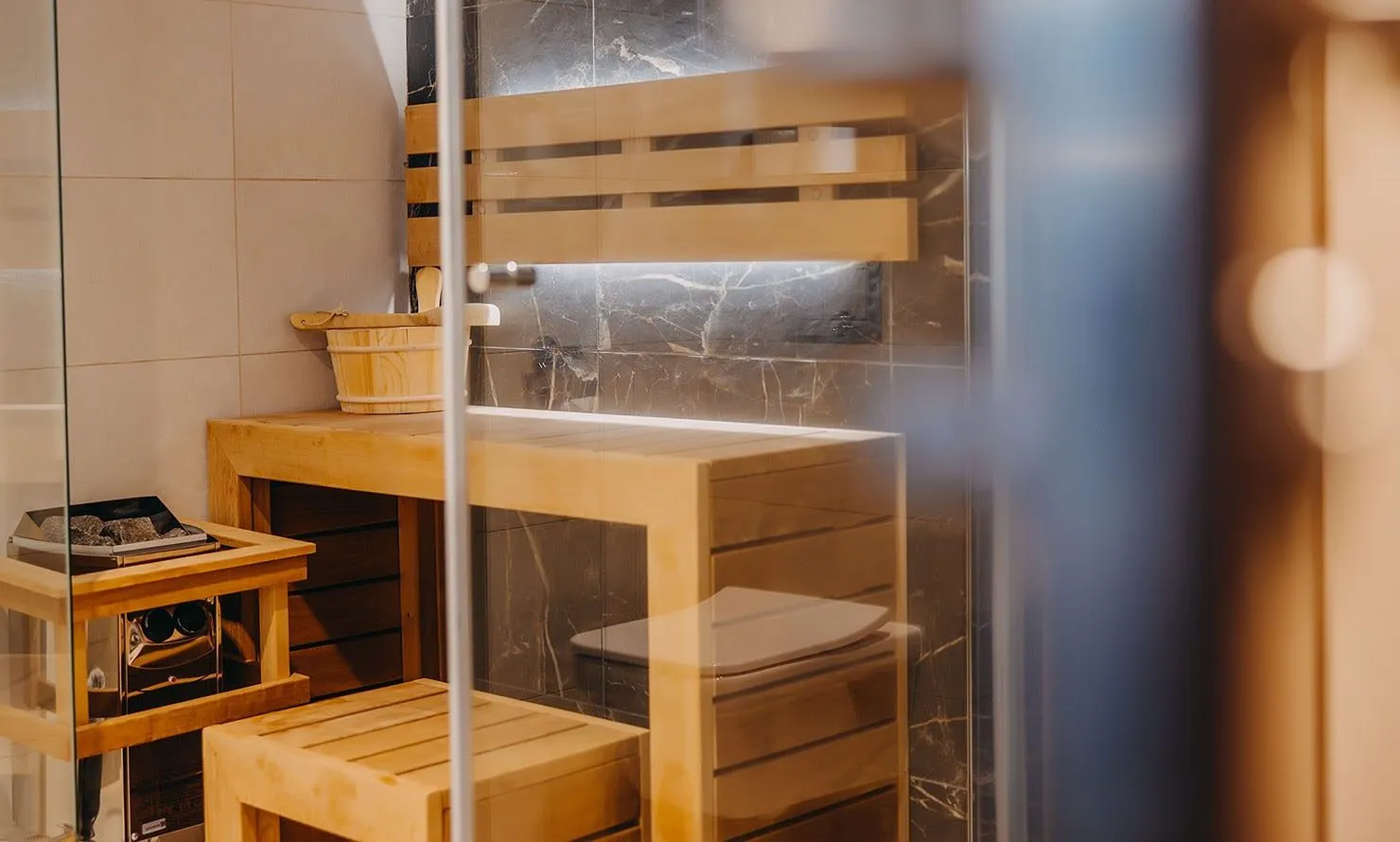 sauna innenraum im hotel holzbänke und ruhebereich