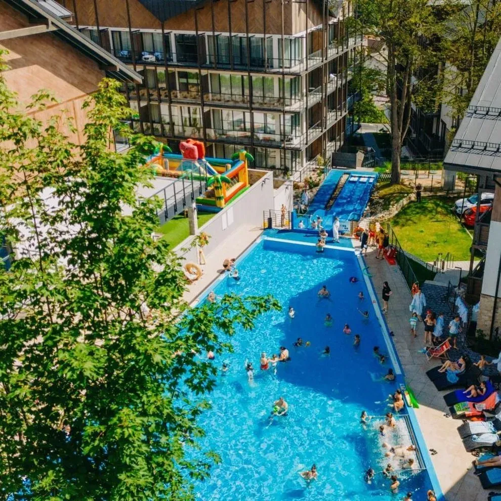 Außenpool im Hotel mit Blick auf modernes Resort