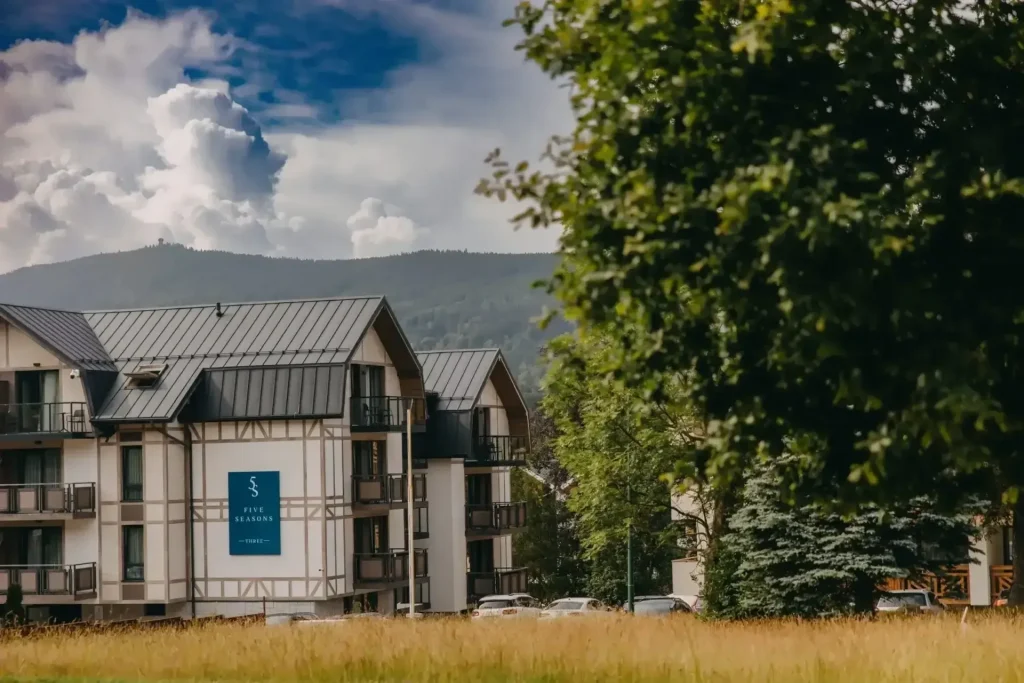 Hotelanlage inmitten von Natur und Bergen