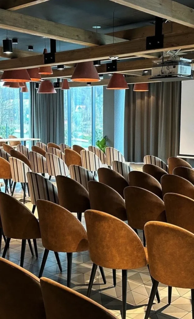 Konferenzraum mit Stuhlreihen und Projektor