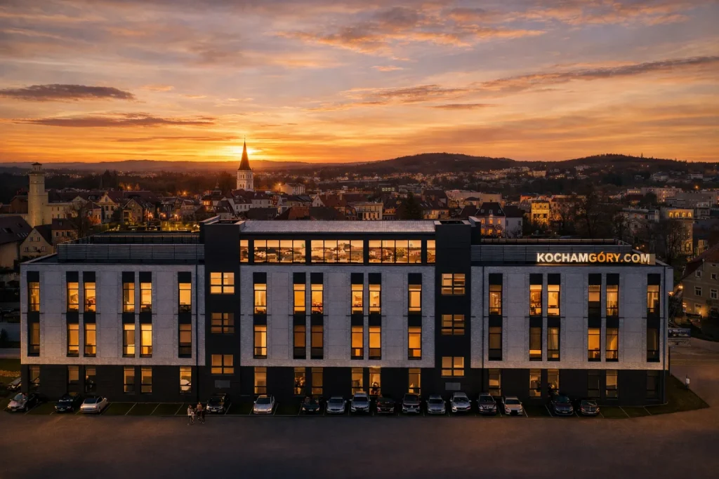 Nowoczesny hotel w górach o zachodzie słońca z widokiem na miasto i panoramę okolicy