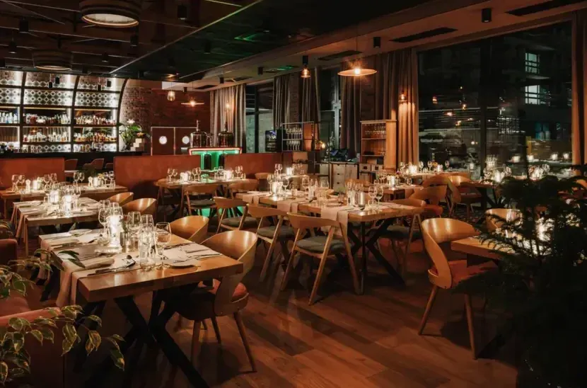 Útulná hotelová restaurace večer s atmosférickým osvětlením