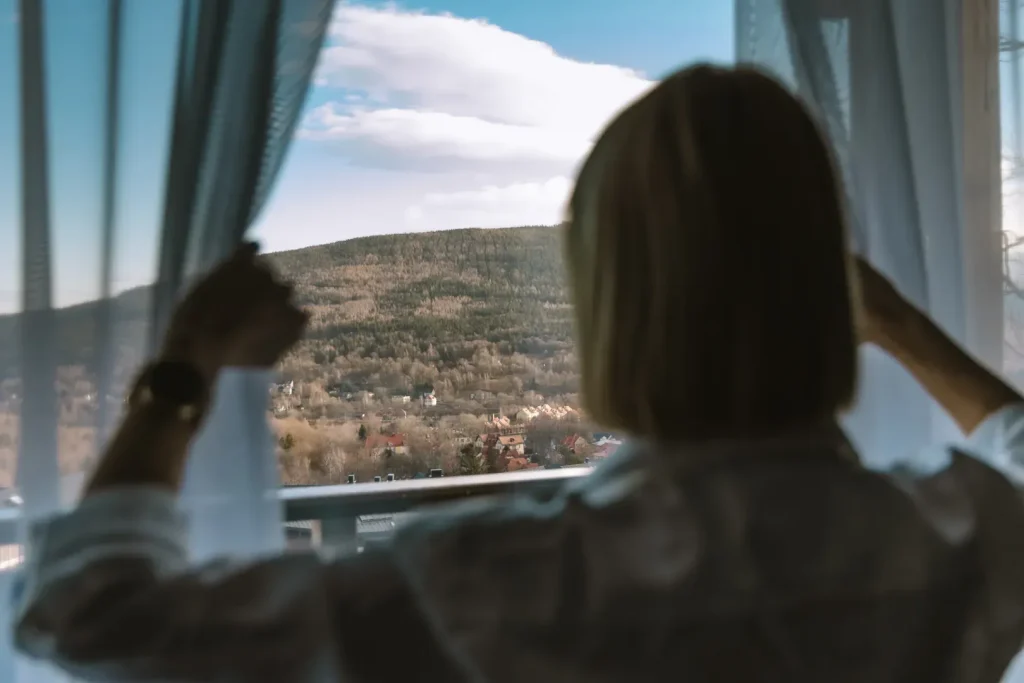 Bergblick aus dem Hotelfenster am Morgen